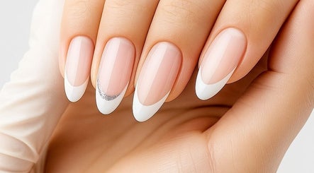 Unhas francesas impecáveis em GS Beauty Studio, Queluz, Lisboa, PT, destacando beleza e sofisticação.