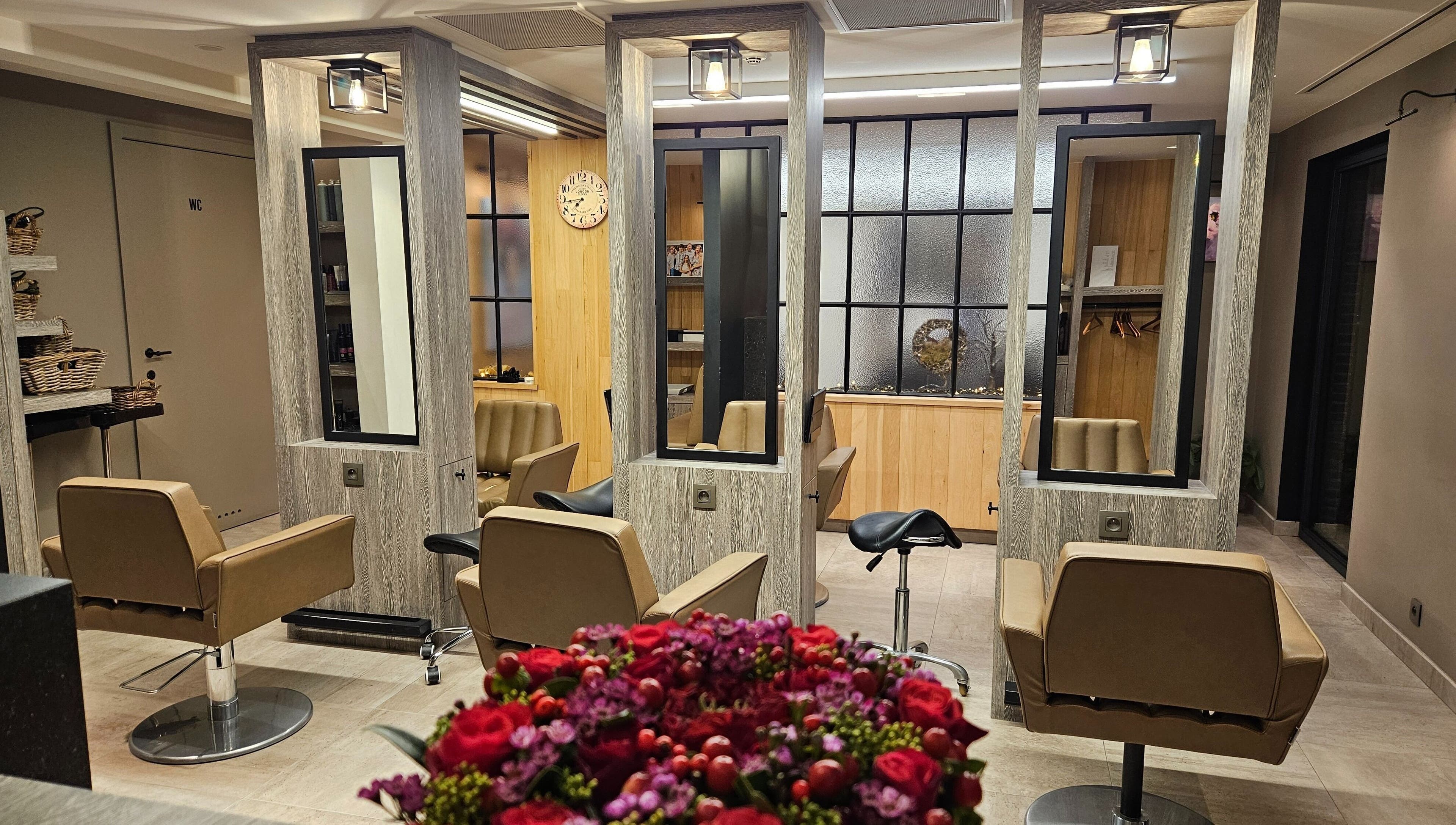 Interieur van t'huis bij de kapper, Sint-Katelijne-Waver, Vlaams Gewest, BE, met moderne zitplaatsen en spiegels.