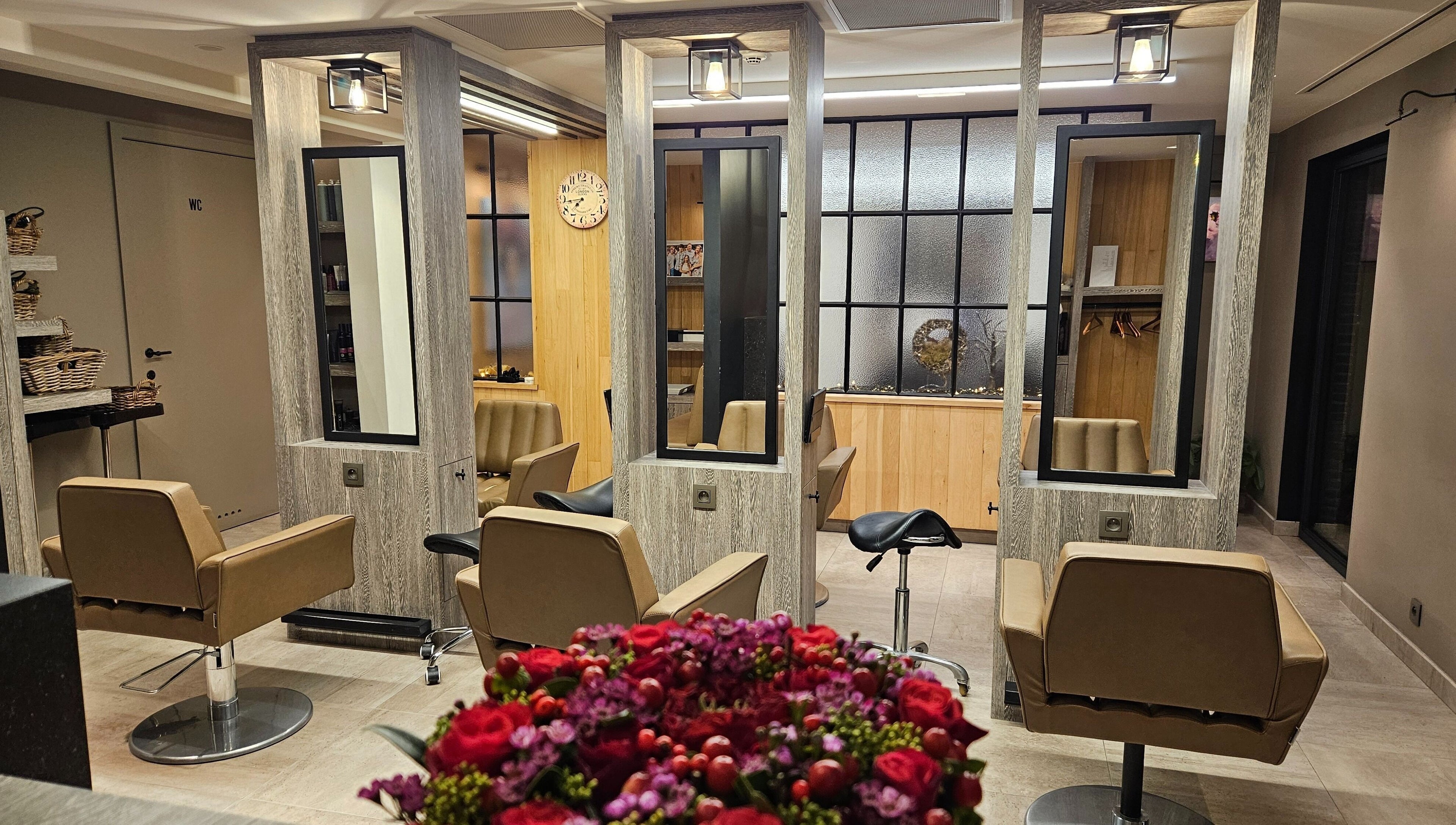 Interieur van t'huis bij de kapper, Sint-Katelijne-Waver, Vlaams Gewest, BE, met moderne zitplaatsen en spiegels.