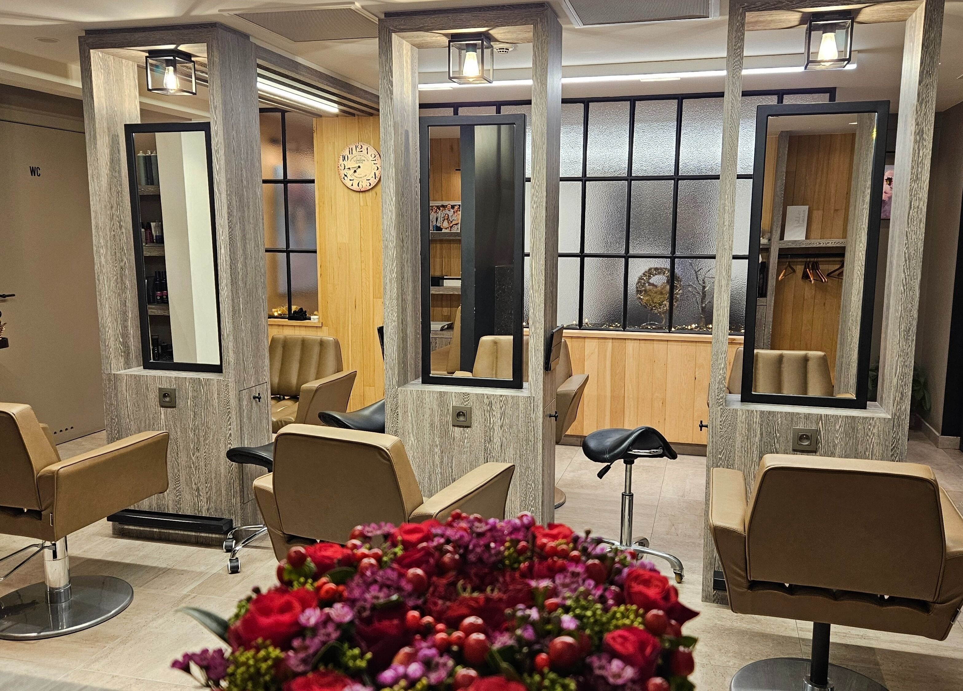 Interieur van t'huis bij de kapper, Sint-Katelijne-Waver, Vlaams Gewest, BE, met moderne zitplaatsen en spiegels.