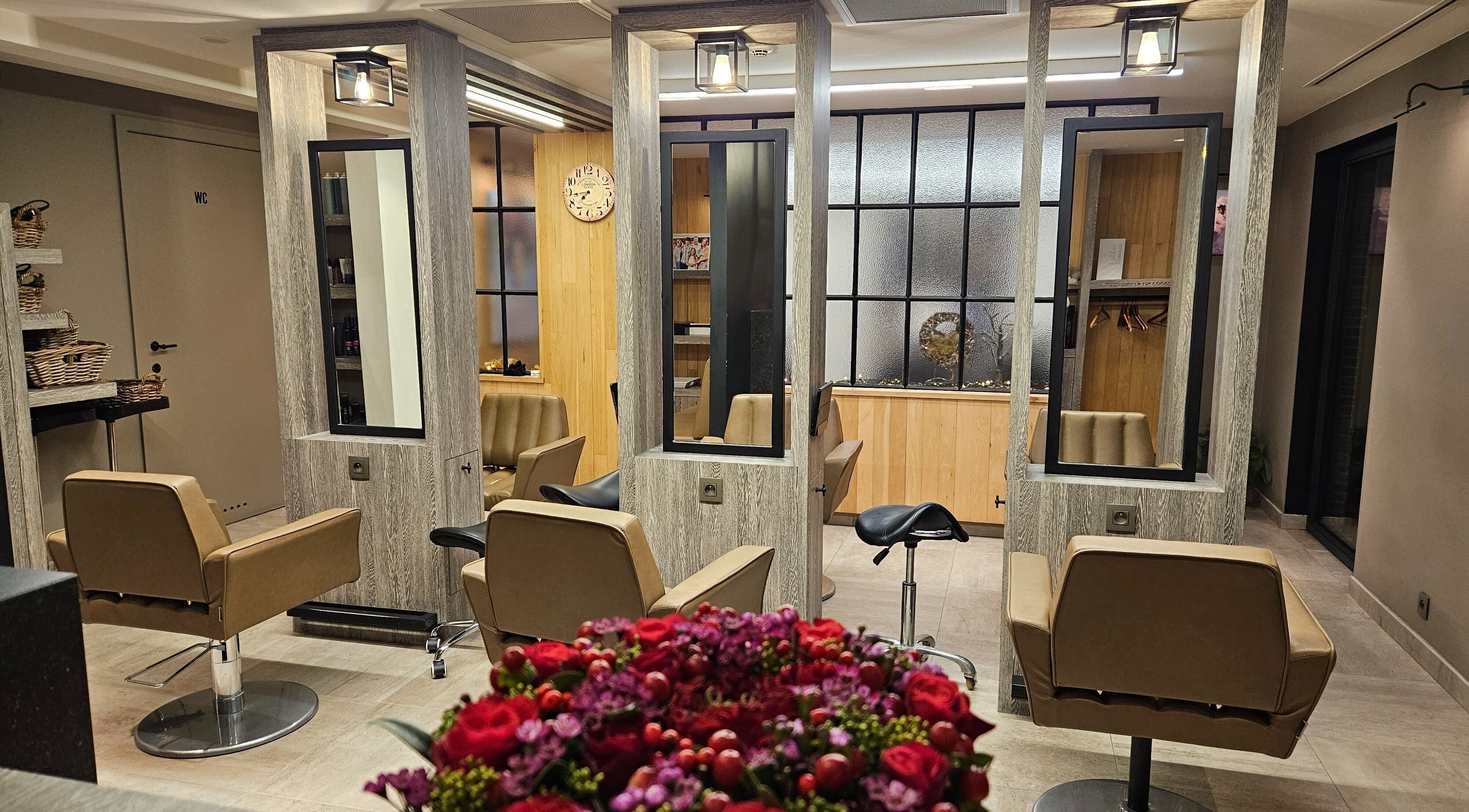 Interieur van t'huis bij de kapper, Sint-Katelijne-Waver, Vlaams Gewest, BE, met moderne zitplaatsen en spiegels.