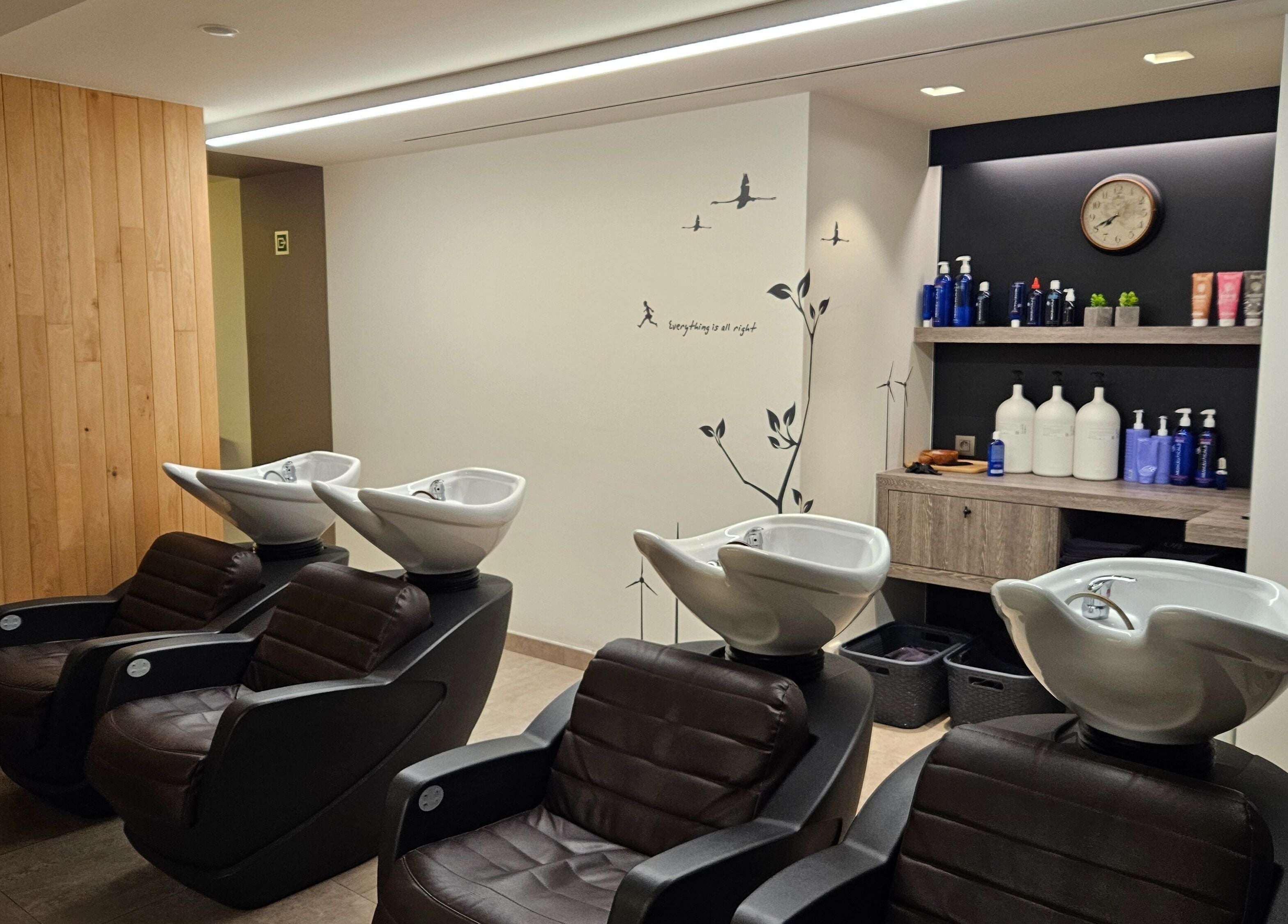 Waskamer bij t'huis bij de kapper in Sint-katelijne-waver, Vlaams Gewest, BE, met comfortabele stoelen en producten.