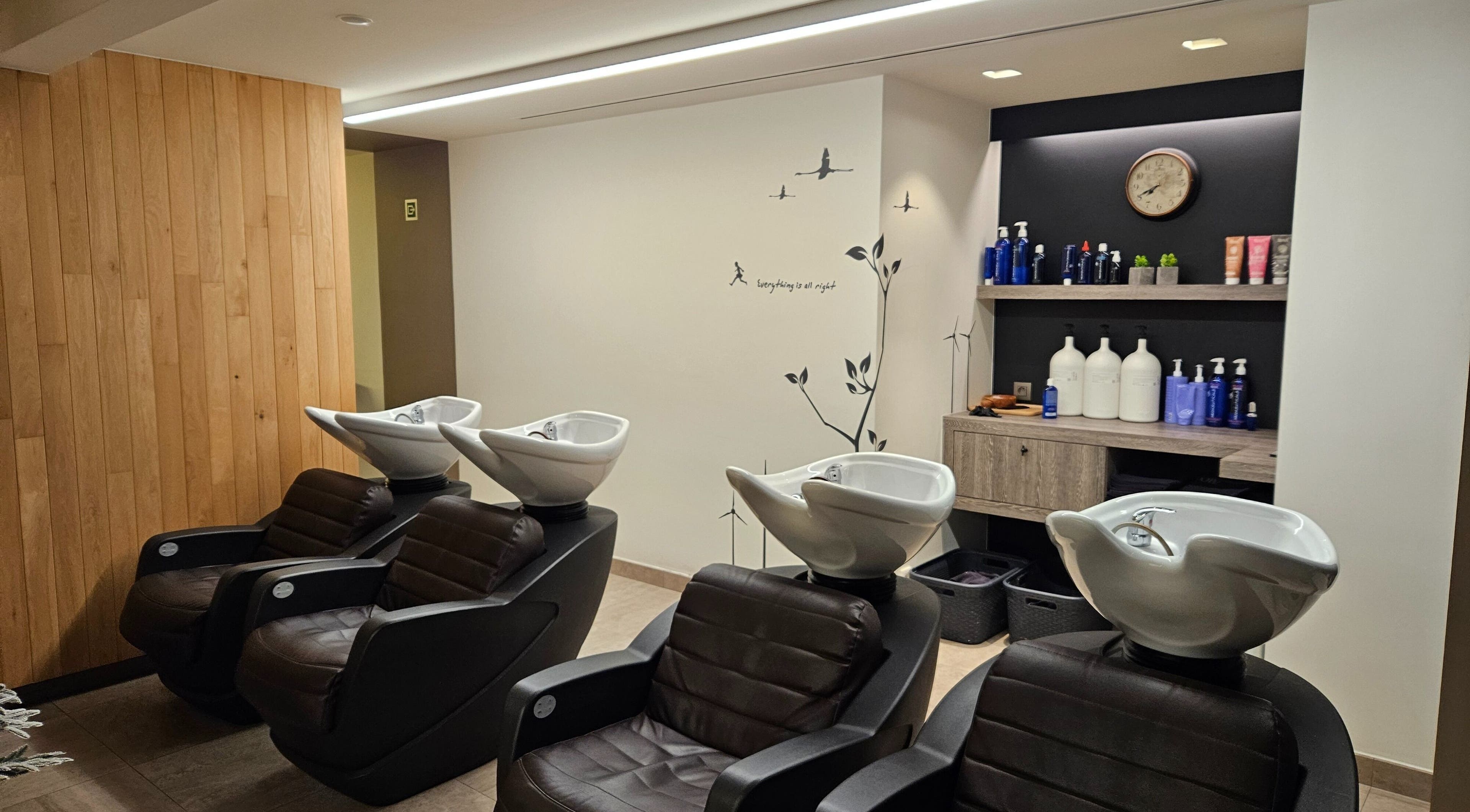 Waskamer bij t'huis bij de kapper in Sint-katelijne-waver, Vlaams Gewest, BE, met comfortabele stoelen en producten.