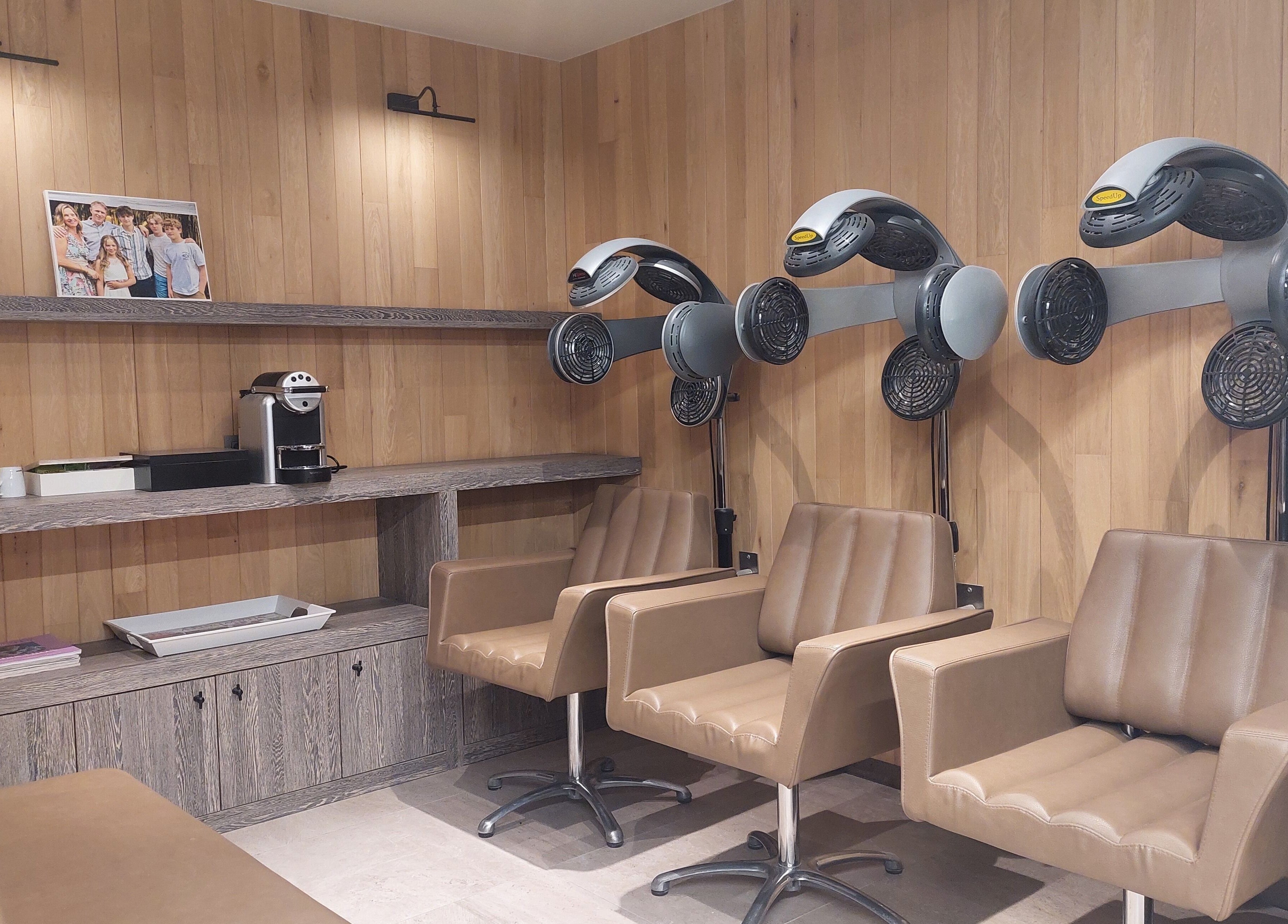 Moderne kappersruimte bij t'huis bij de kapper, Sint-katelijne-waver, Vlaams Gewest, BE.