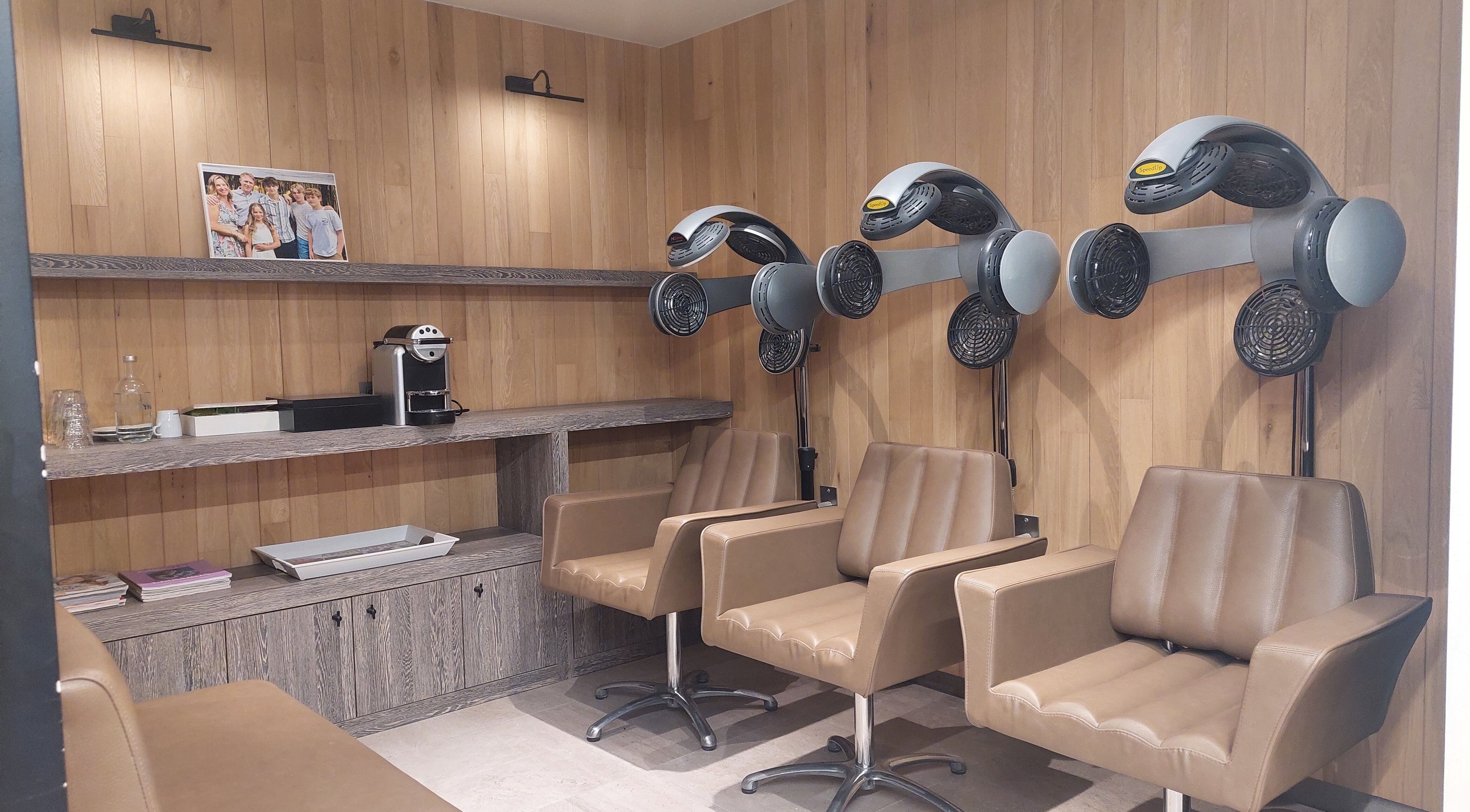 Moderne kappersruimte bij t'huis bij de kapper, Sint-katelijne-waver, Vlaams Gewest, BE.