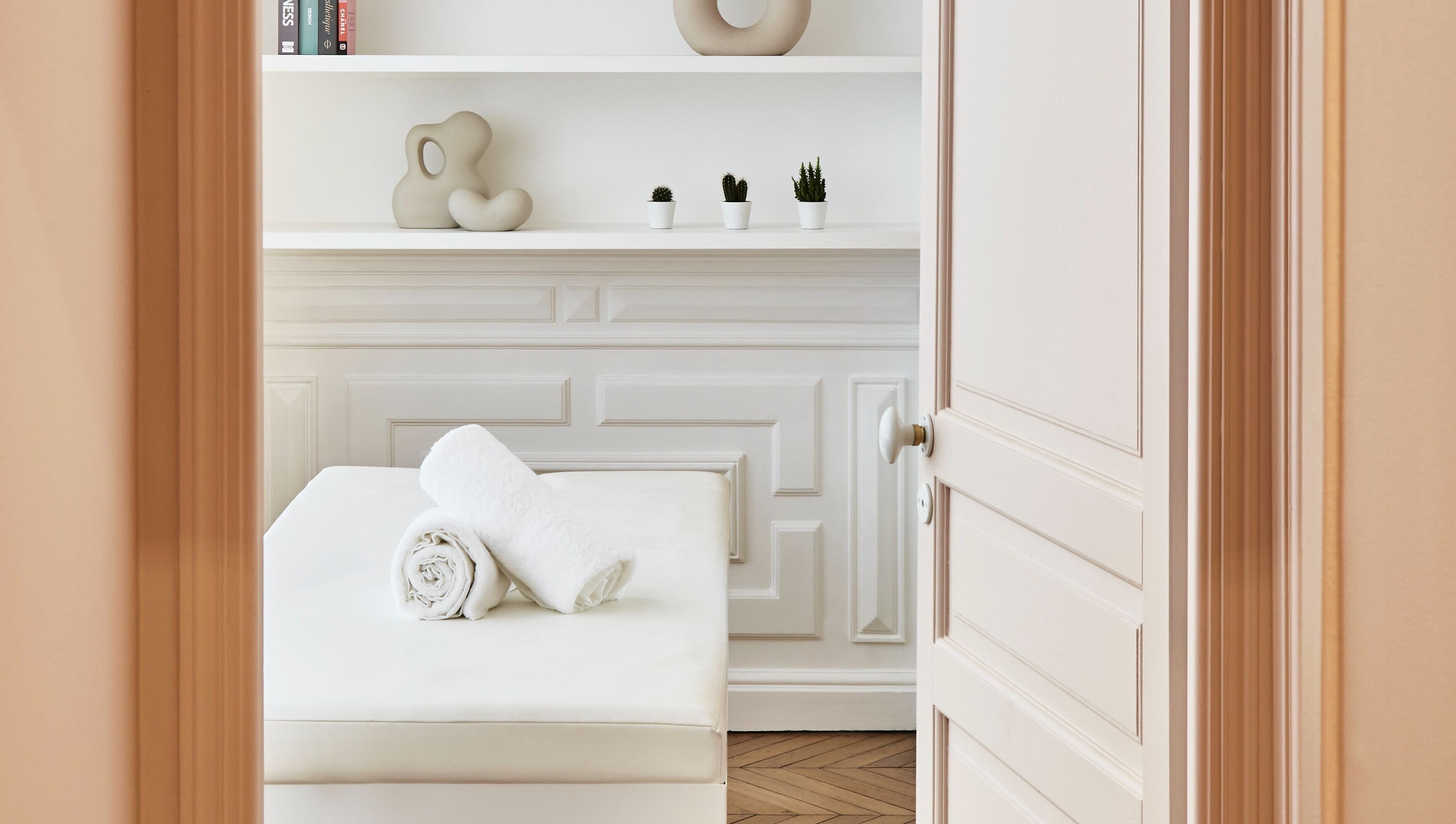 Salle de soins paisible avec lit blanc au Centre Anne Cali, Paris, Île-de-France, FR.