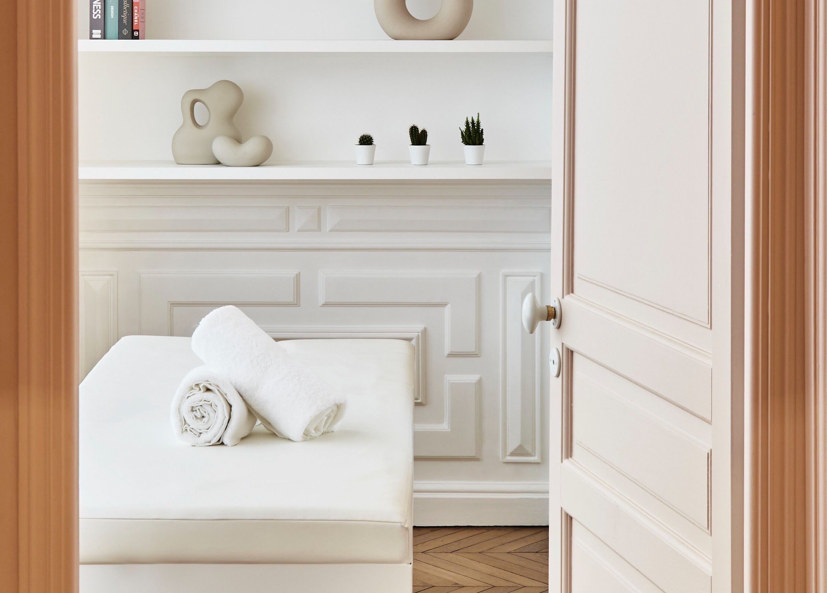 Salle de soins paisible avec lit blanc au Centre Anne Cali, Paris, Île-de-France, FR.