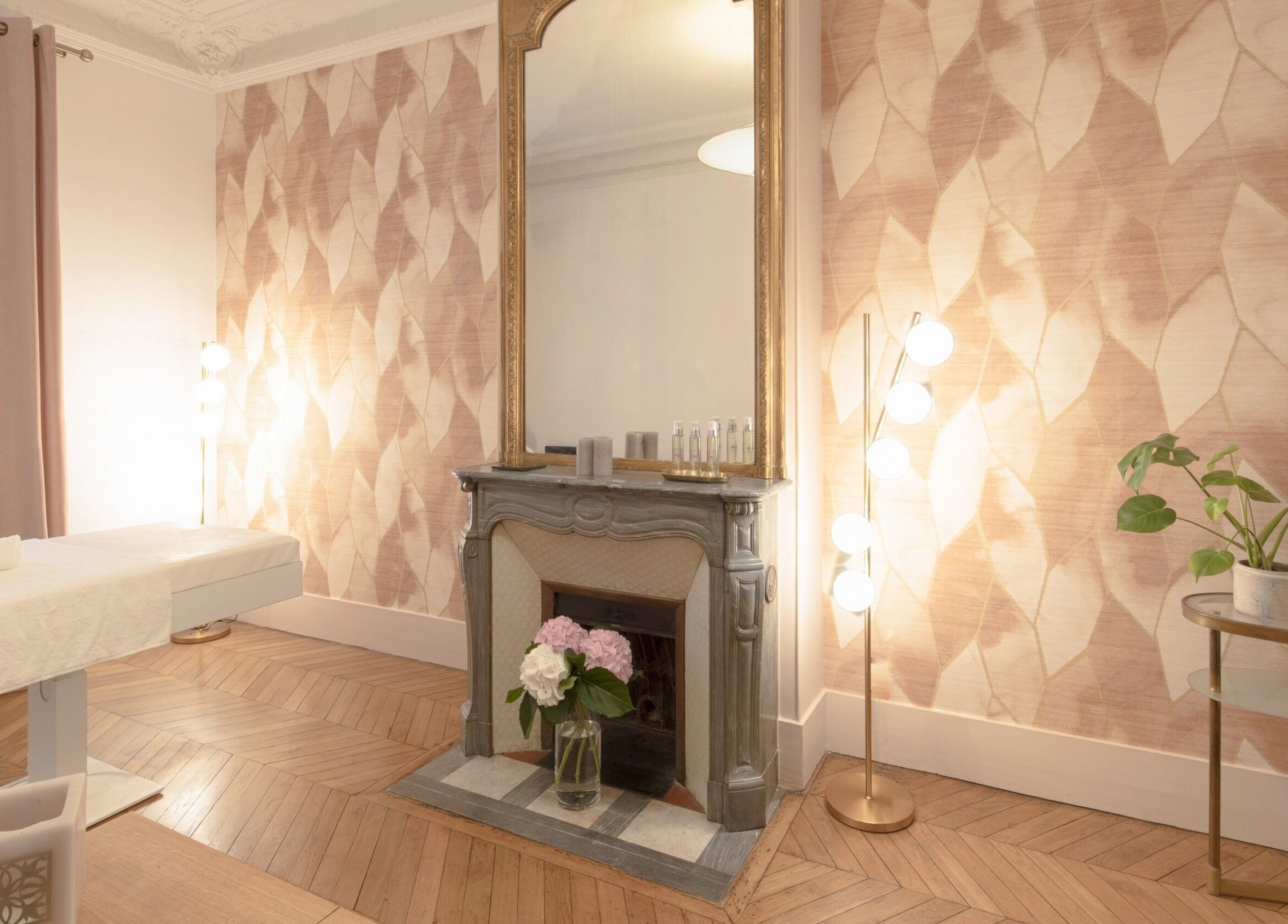 Intérieur élégant de Centre Anne Cali à Paris, Île-de-France, FR avec table de soins et cheminée.