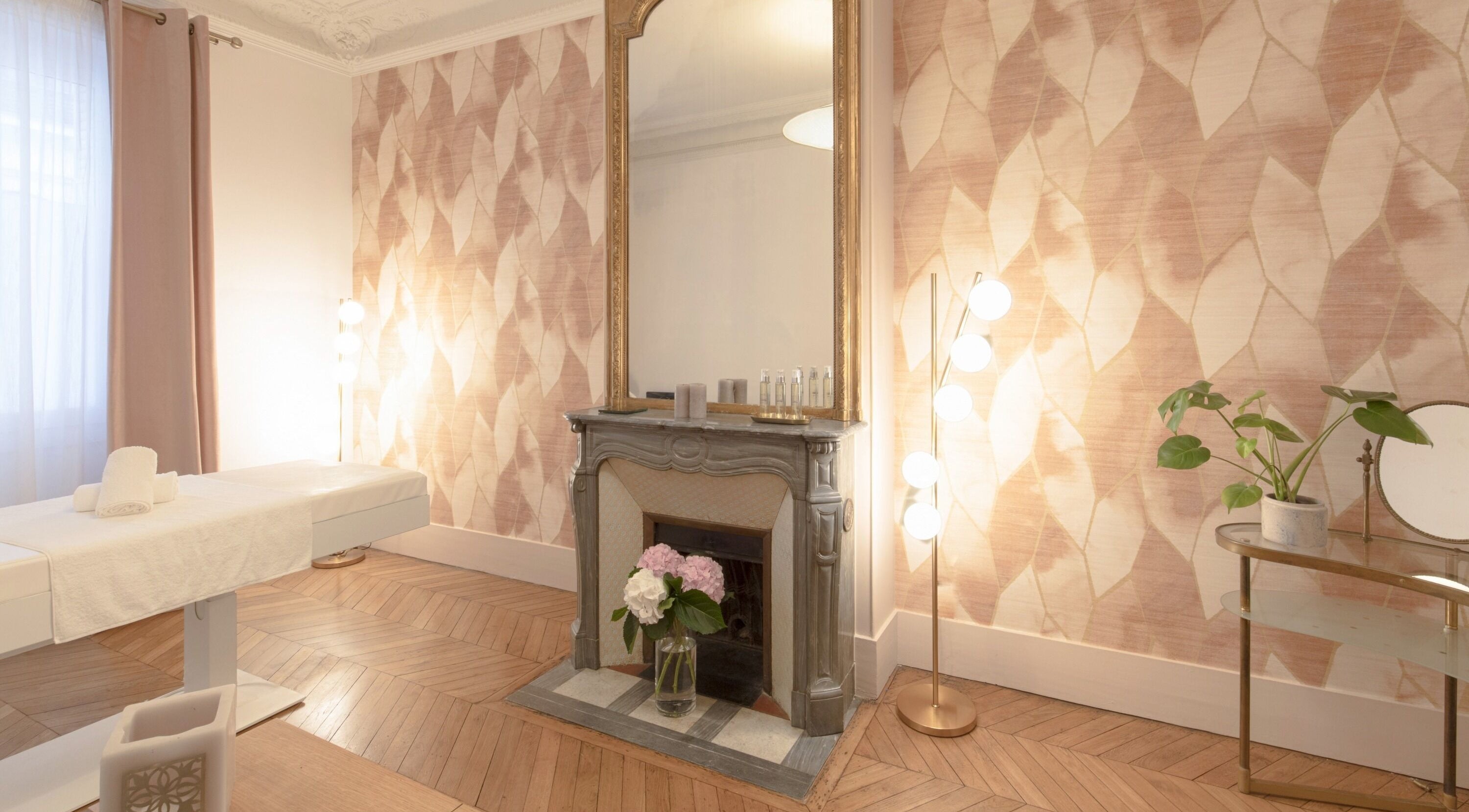 Intérieur élégant de Centre Anne Cali à Paris, Île-de-France, FR avec table de soins et cheminée.