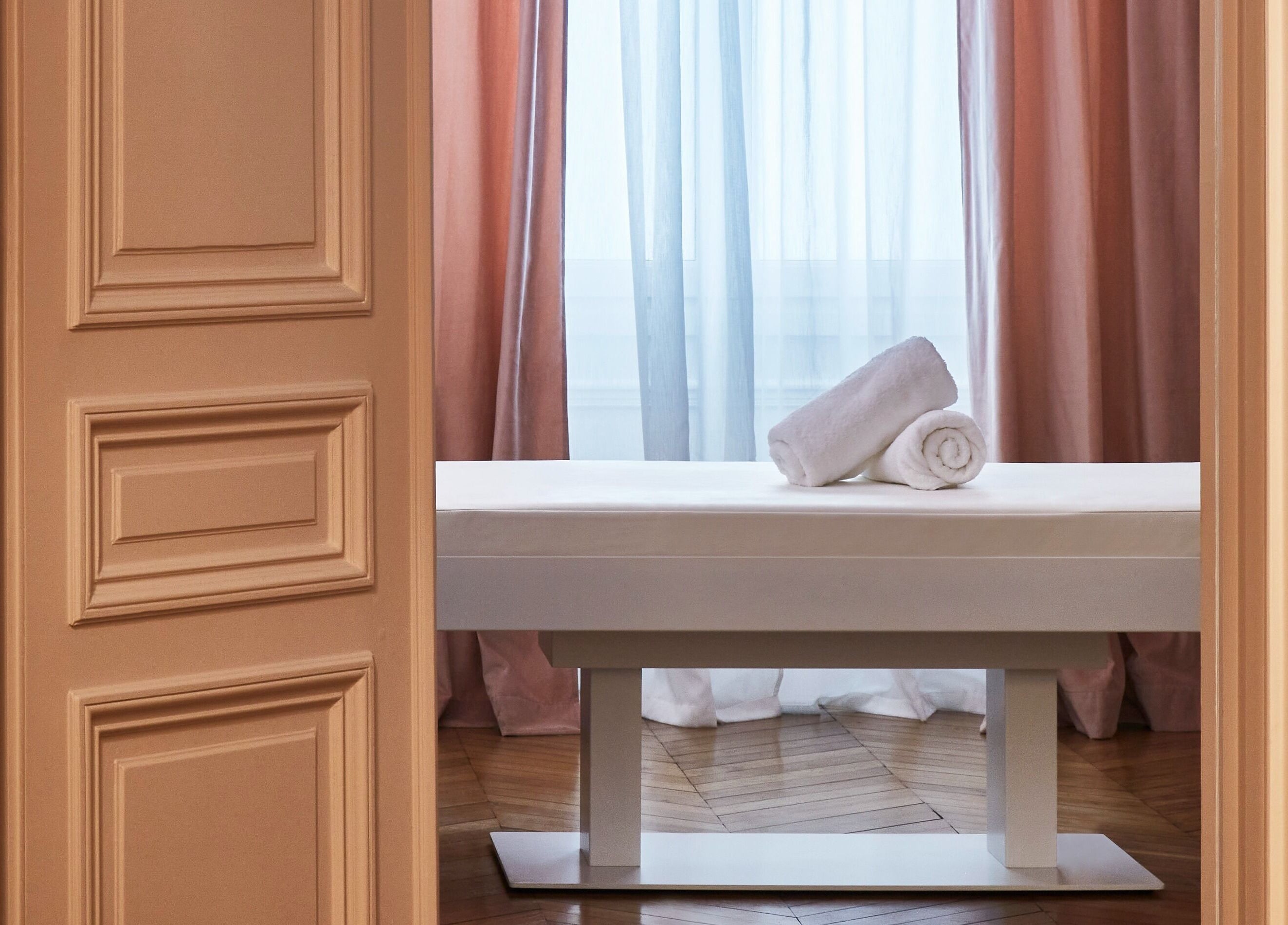 Salle de soins élégante avec serviettes au Centre Anne Cali, Paris, Île-de-France, FR.