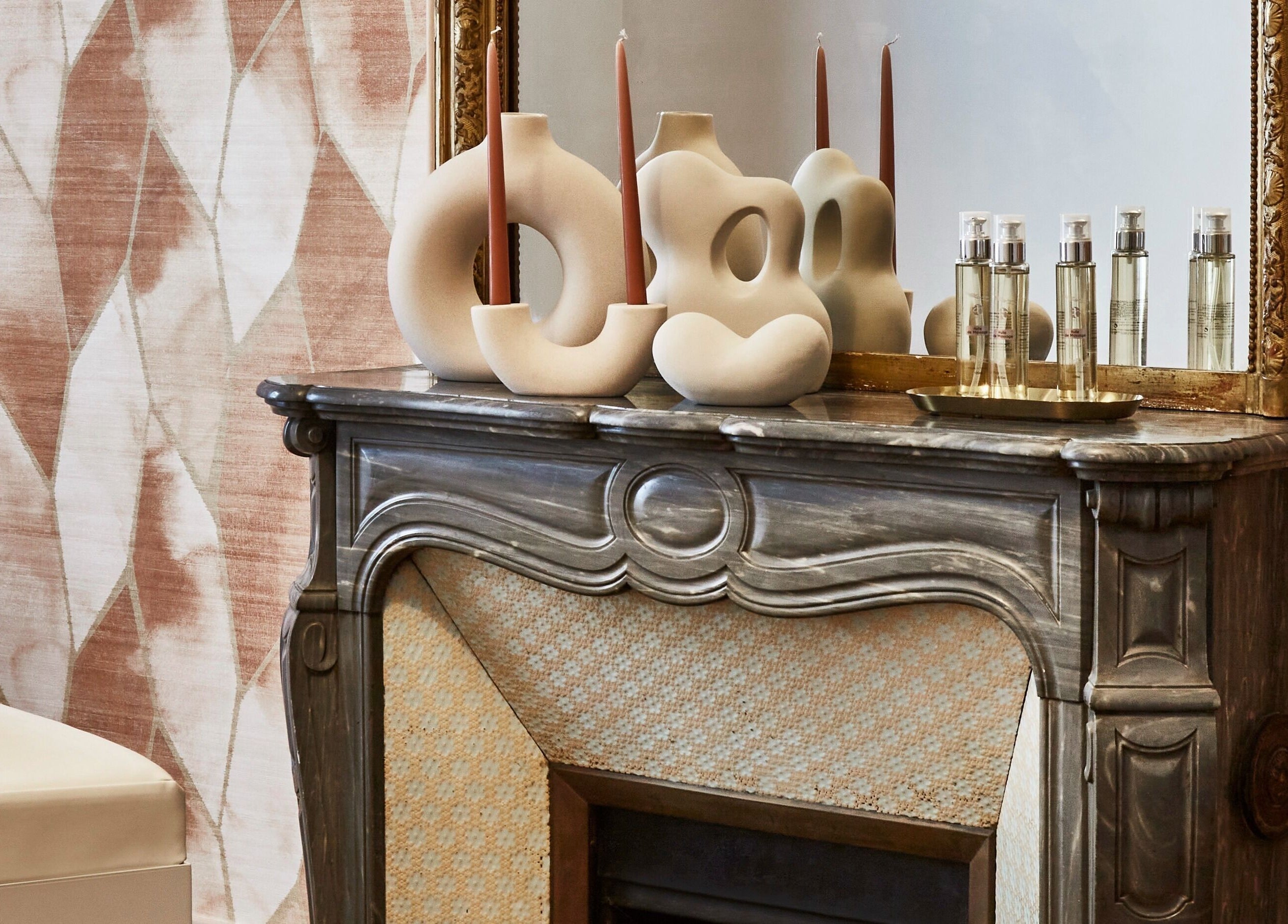 Décoration élégante de cheminée au Centre Anne Cali, Paris, Île-de-France, FR.