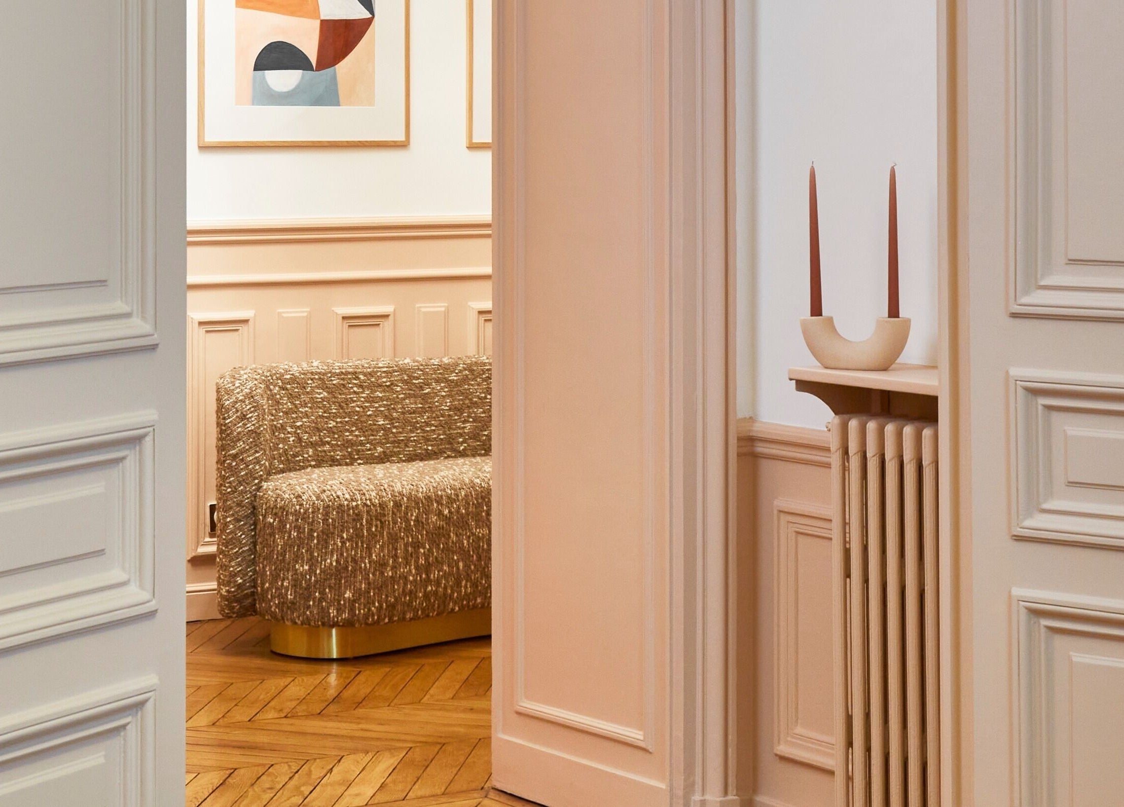 Intérieur chic du Centre Anne Cali à Paris, Île-de-France, FR, avec mobilier élégant et œuvres d'art modernes.