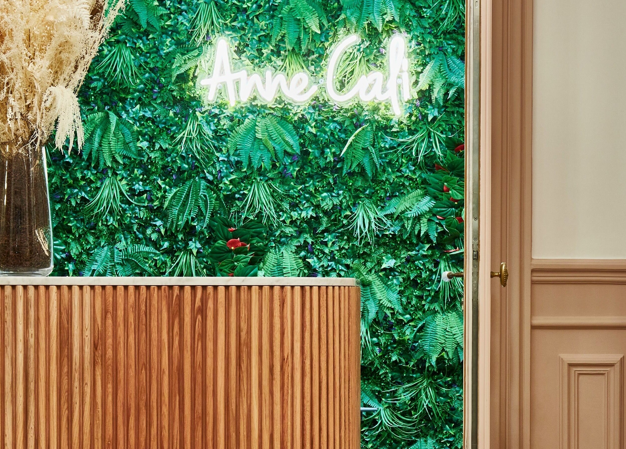 Mur végétal au Centre Anne Cali, Paris, Île-de-France, FR avec un comptoir en bois et de la verdure luxuriante.