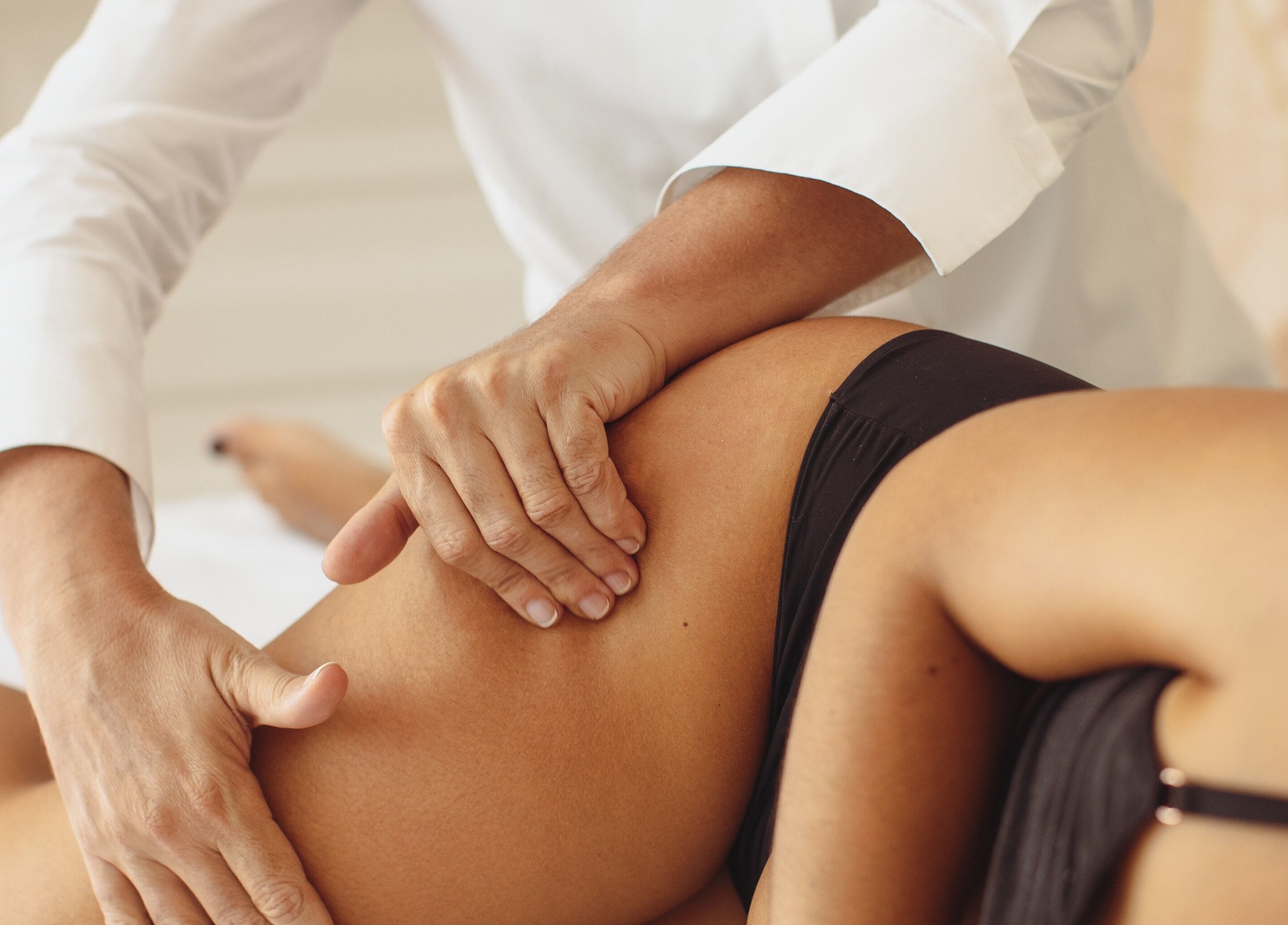 Massage relaxant au Centre Anne Cali à Paris, Île-de-France, FR, offrant détente et bien-être.