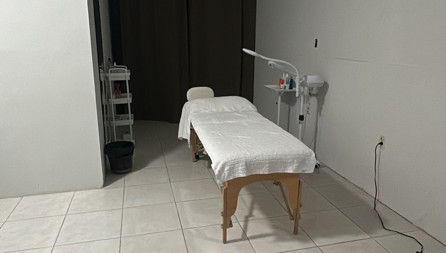Calm treatment room at I Skin Beauty Center in Willemstad, Curaçao, CW with massage table and equipment.