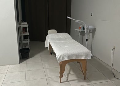 Calm treatment room at I Skin Beauty Center in Willemstad, Curaçao, CW with massage table and equipment.