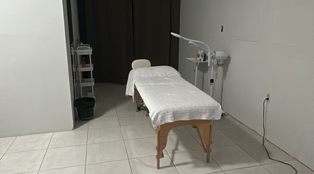 Calm treatment room at I Skin Beauty Center in Willemstad, Curaçao, CW with massage table and equipment.