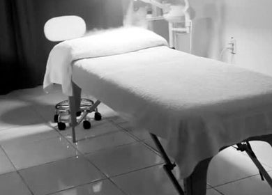 Calm treatment room at I Skin Beauty Center in Willemstad, Curaçao, CW with a comfortable massage table.