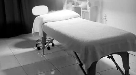 Calm treatment room at I Skin Beauty Center in Willemstad, Curaçao, CW with a comfortable massage table.