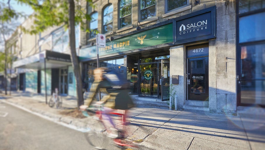 Entrée du salon Osalon à Montréal, Québec, CA, montrant la devanture moderne et accueillante.