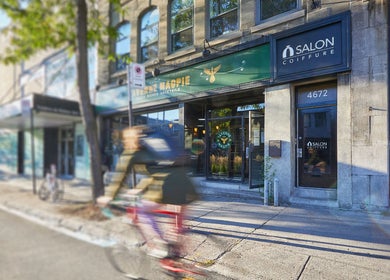 Entrée du salon Osalon à Montréal, Québec, CA, montrant la devanture moderne et accueillante.