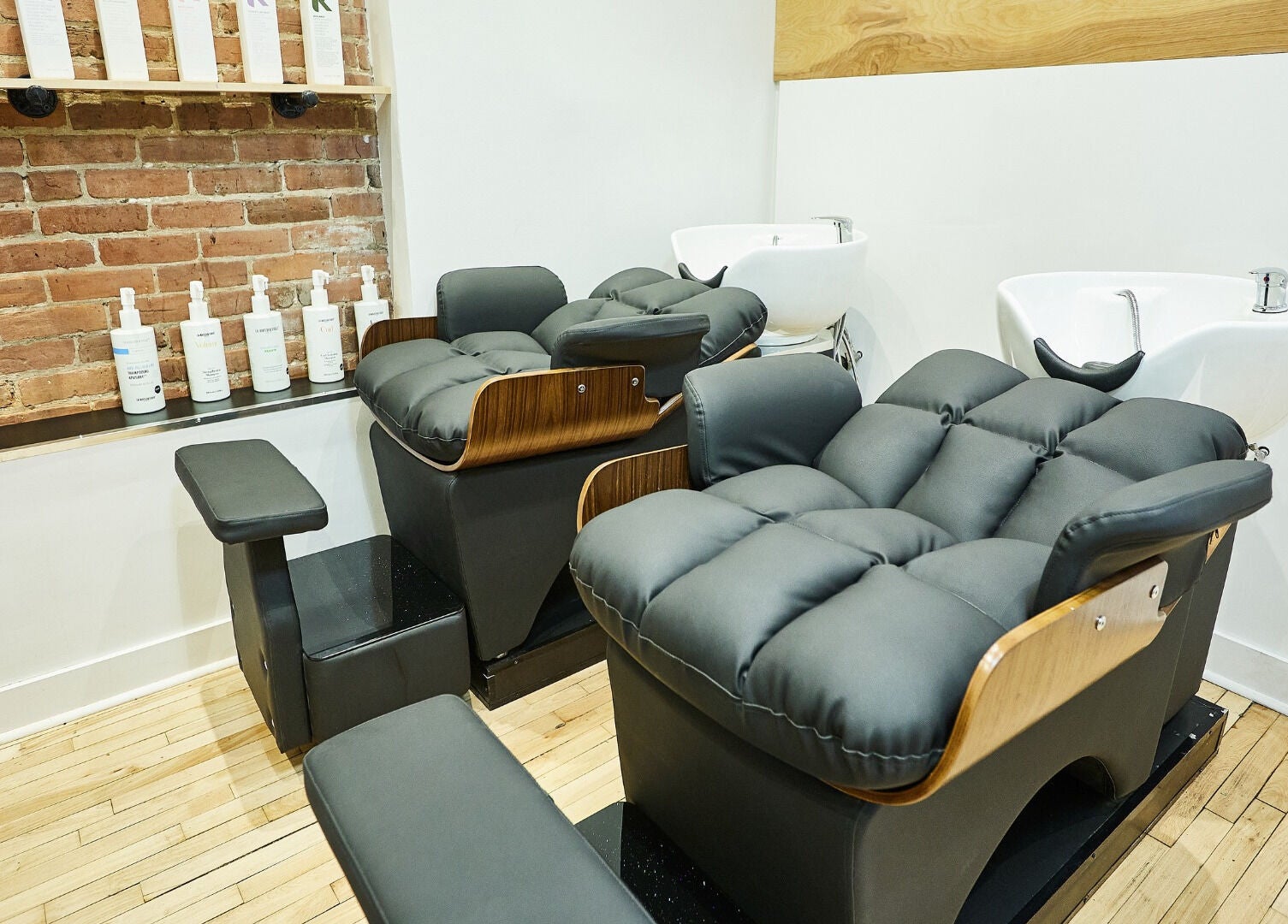 Sièges de lavage modernes chez O Salon, Montréal, Québec, CA, offrant confort et style.