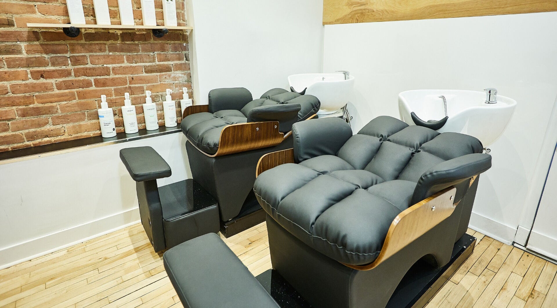 Sièges de lavage modernes chez O Salon, Montréal, Québec, CA, offrant confort et style.