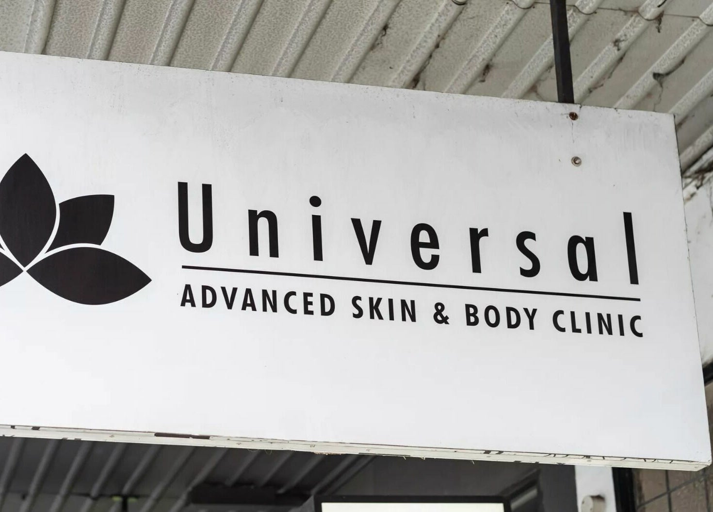 Signage for Universal Advanced Skin and Body Clinic in Melbourne, Victoria, AU.