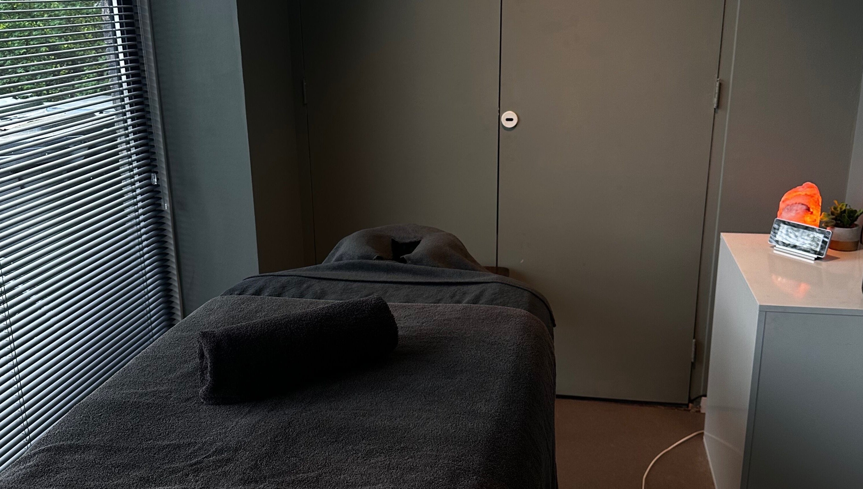 Stijlvolle massageruimte bij BodyVision by Sjaak in Voorburg, Zuid-holland, NL met zen sfeer.