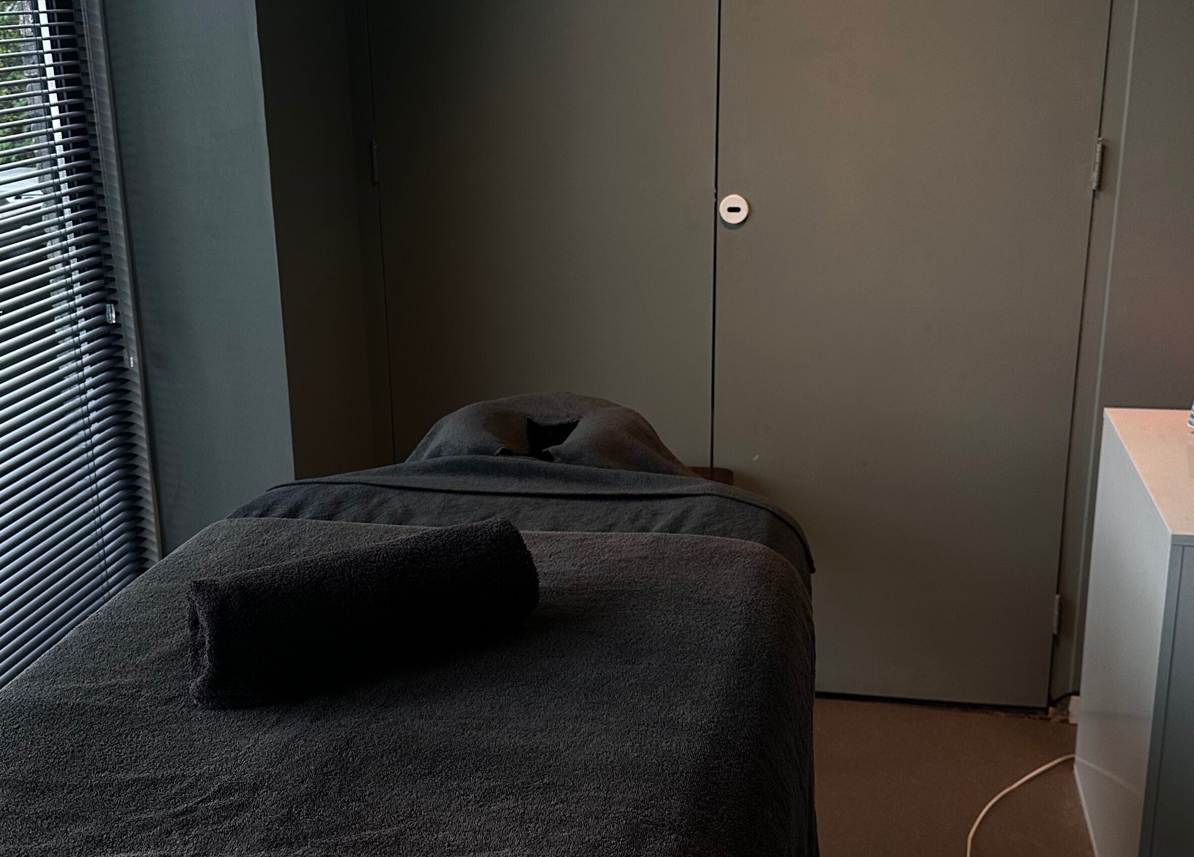 Stijlvolle massageruimte bij BodyVision by Sjaak in Voorburg, Zuid-holland, NL met zen sfeer.