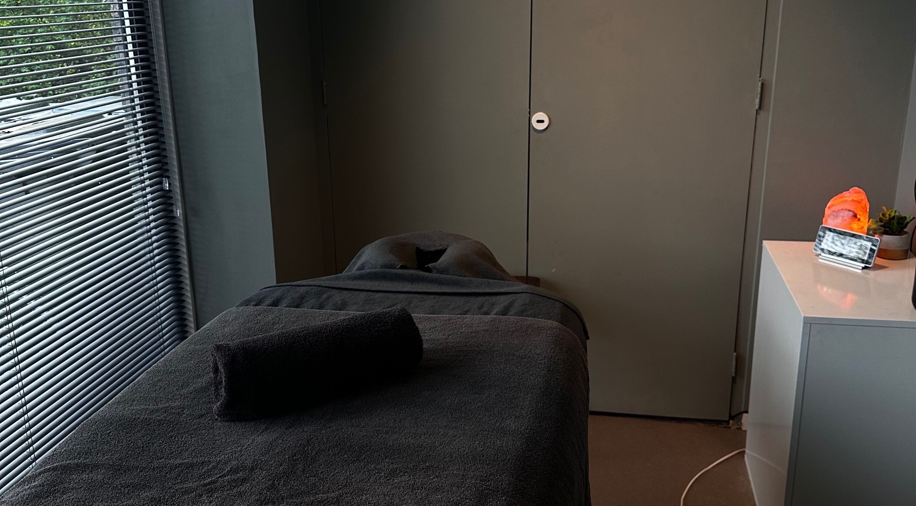Stijlvolle massageruimte bij BodyVision by Sjaak in Voorburg, Zuid-holland, NL met zen sfeer.
