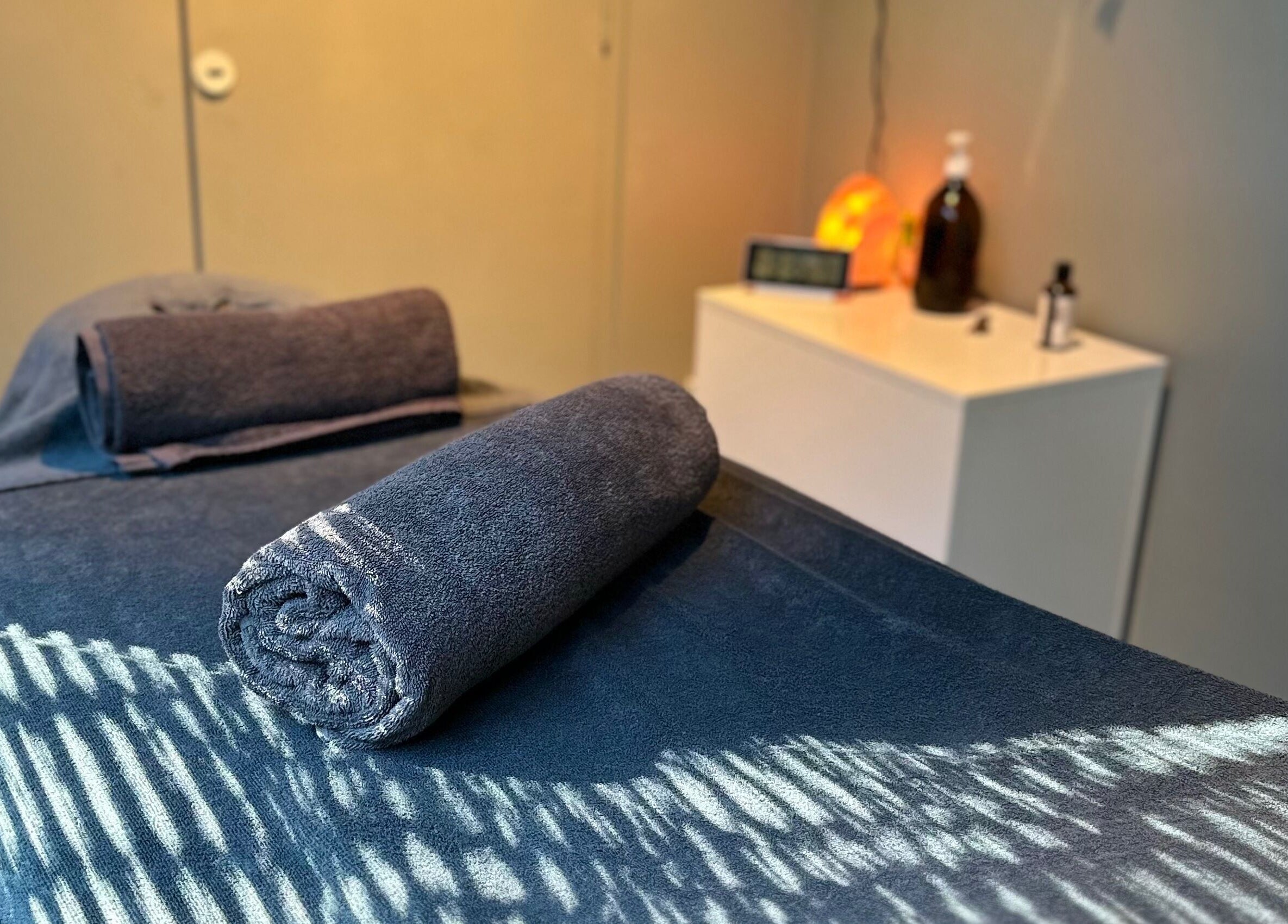 Ontspannende massagemat in BodyVision by Sjaak, Voorburg, Zuid-holland, NL met sfeervolle verlichting.