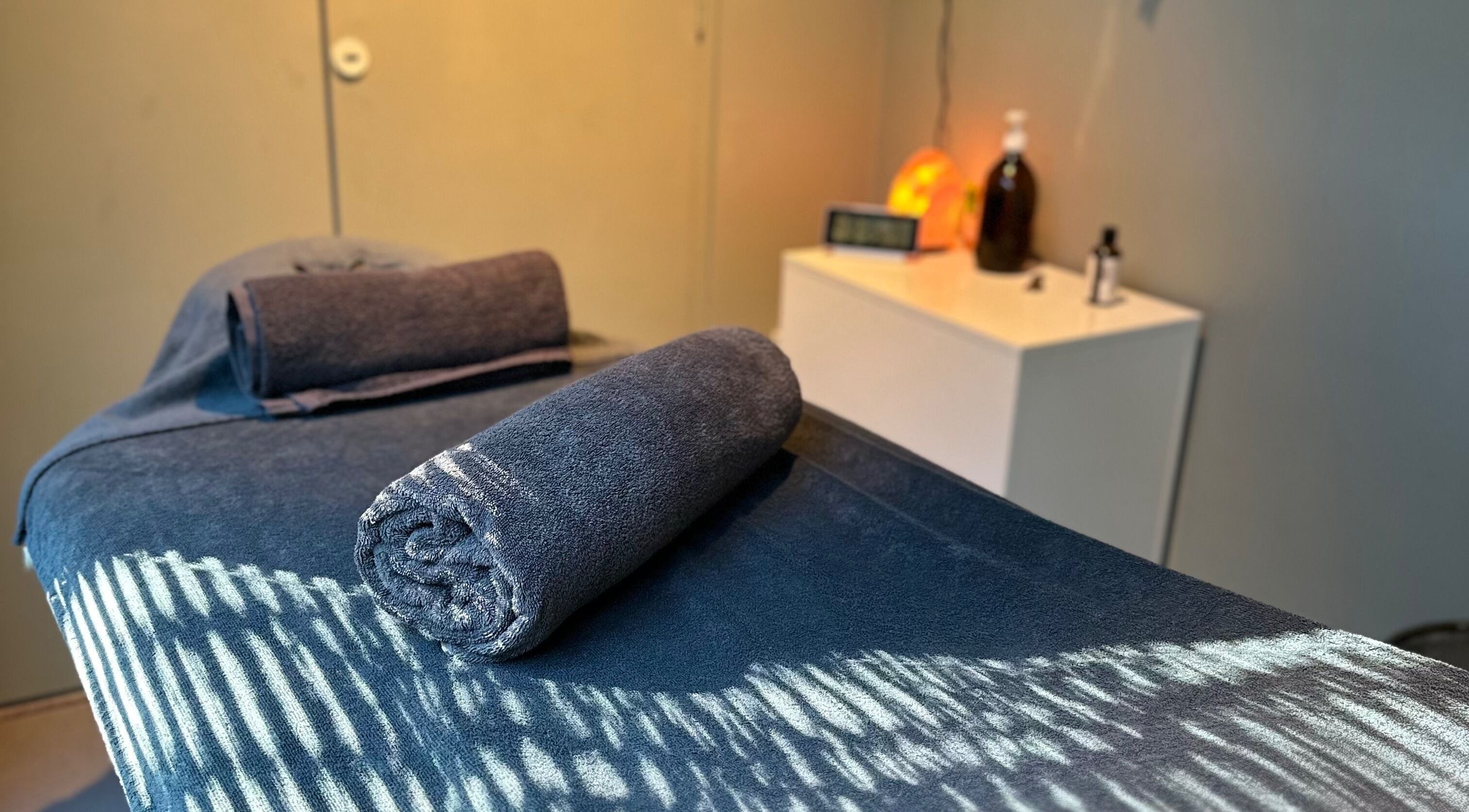 Ontspannende massagemat in BodyVision by Sjaak, Voorburg, Zuid-holland, NL met sfeervolle verlichting.