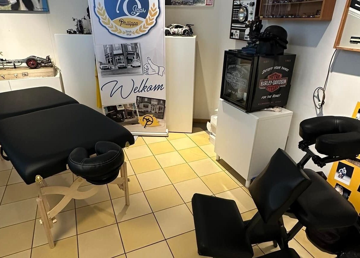 Massageruimte bij BodyVision by Sjaak, Voorburg, Zuid-holland, NL met massagetafel en decoratieve elementen.