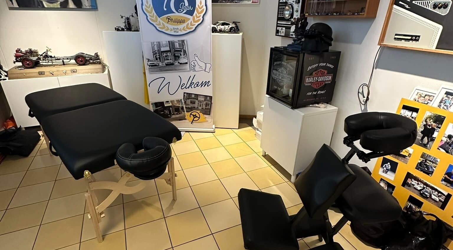 Massageruimte bij BodyVision by Sjaak, Voorburg, Zuid-holland, NL met massagetafel en decoratieve elementen.