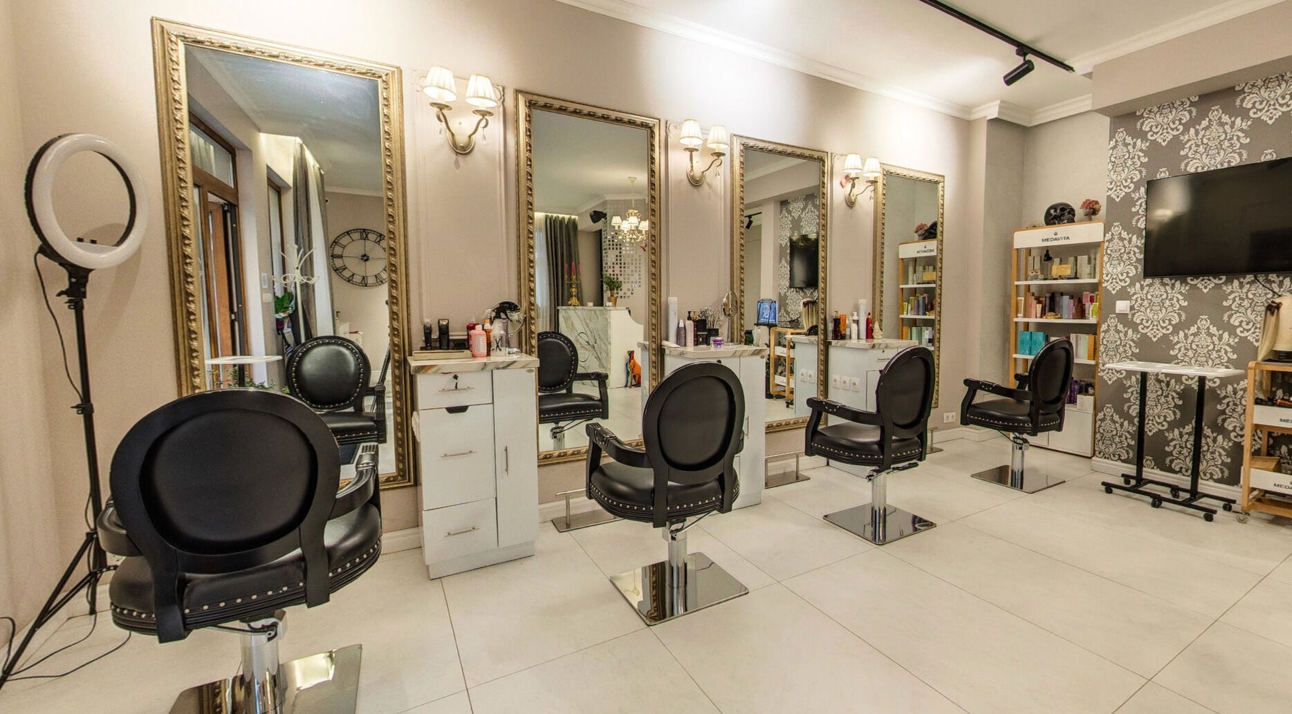 Интериор на Cveti's Secret Beauty Salon, София, Софийска област, BG с елегантни огледала и столове.