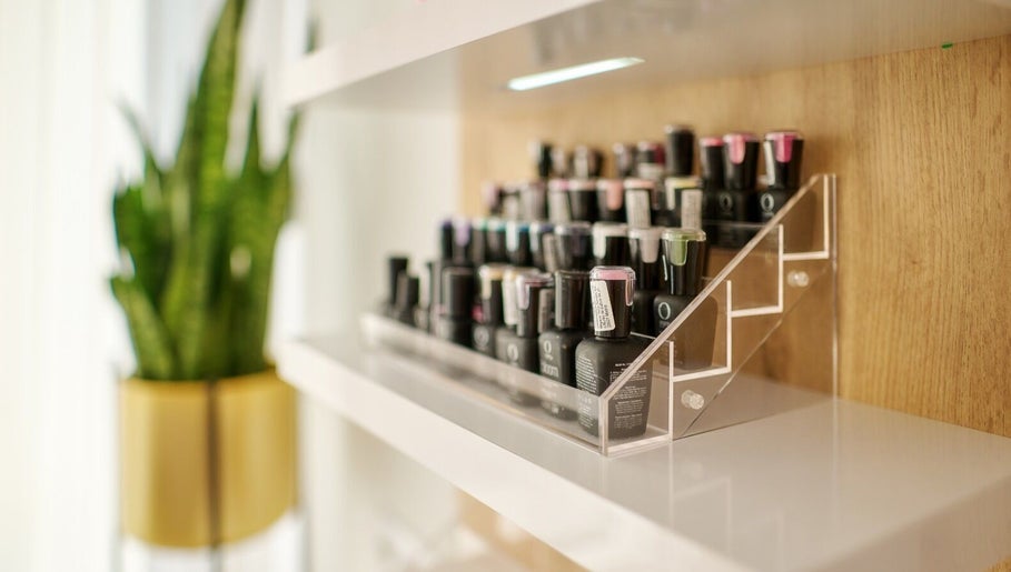Estantes con esmaltes de uñas en Iulia Nails, L'ametlla Del Vallès, Catalunya, ES.