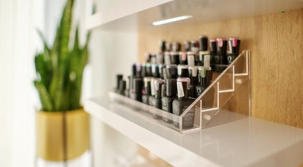 Estantes con esmaltes de uñas en Iulia Nails, L'ametlla Del Vallès, Catalunya, ES.
