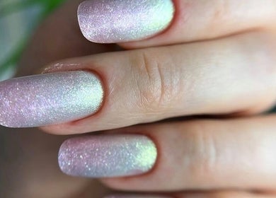 Manicura con esmalte iridiscente en Iulia Nails, L'ametlla Del Vallès, Catalunya, ES.