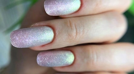 Manicura con esmalte iridiscente en Iulia Nails, L'ametlla Del Vallès, Catalunya, ES.