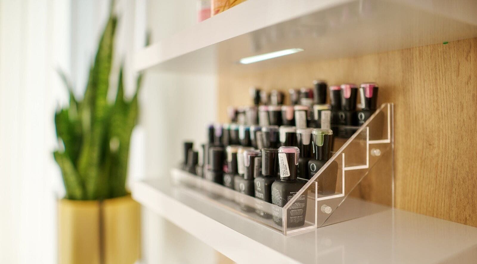 Display de esmaltes en Iulia Nails, L'ametlla Del Vallès, Catalunya, ES, destacado en estante blanco.