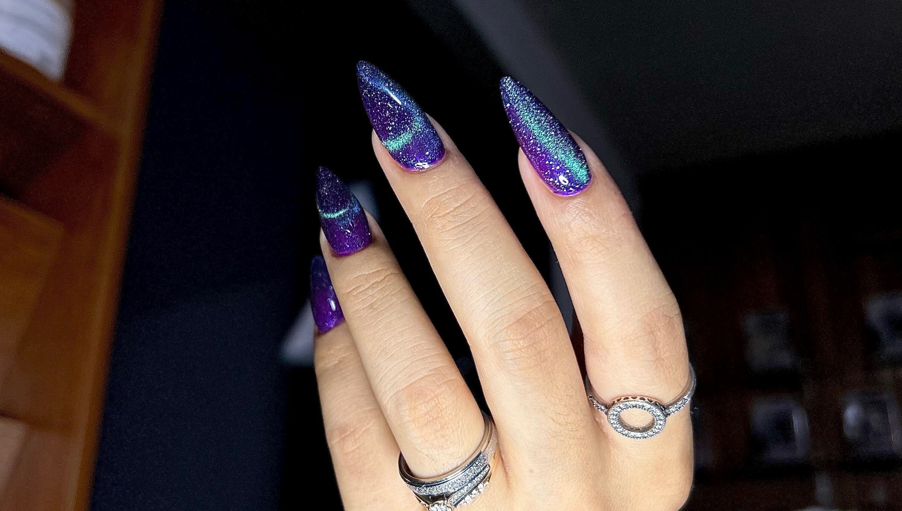 Uñas decoradas con esmalte brillante púrpura en Casa BRÜ, Ciudad De México, Ciudad De México, MX.