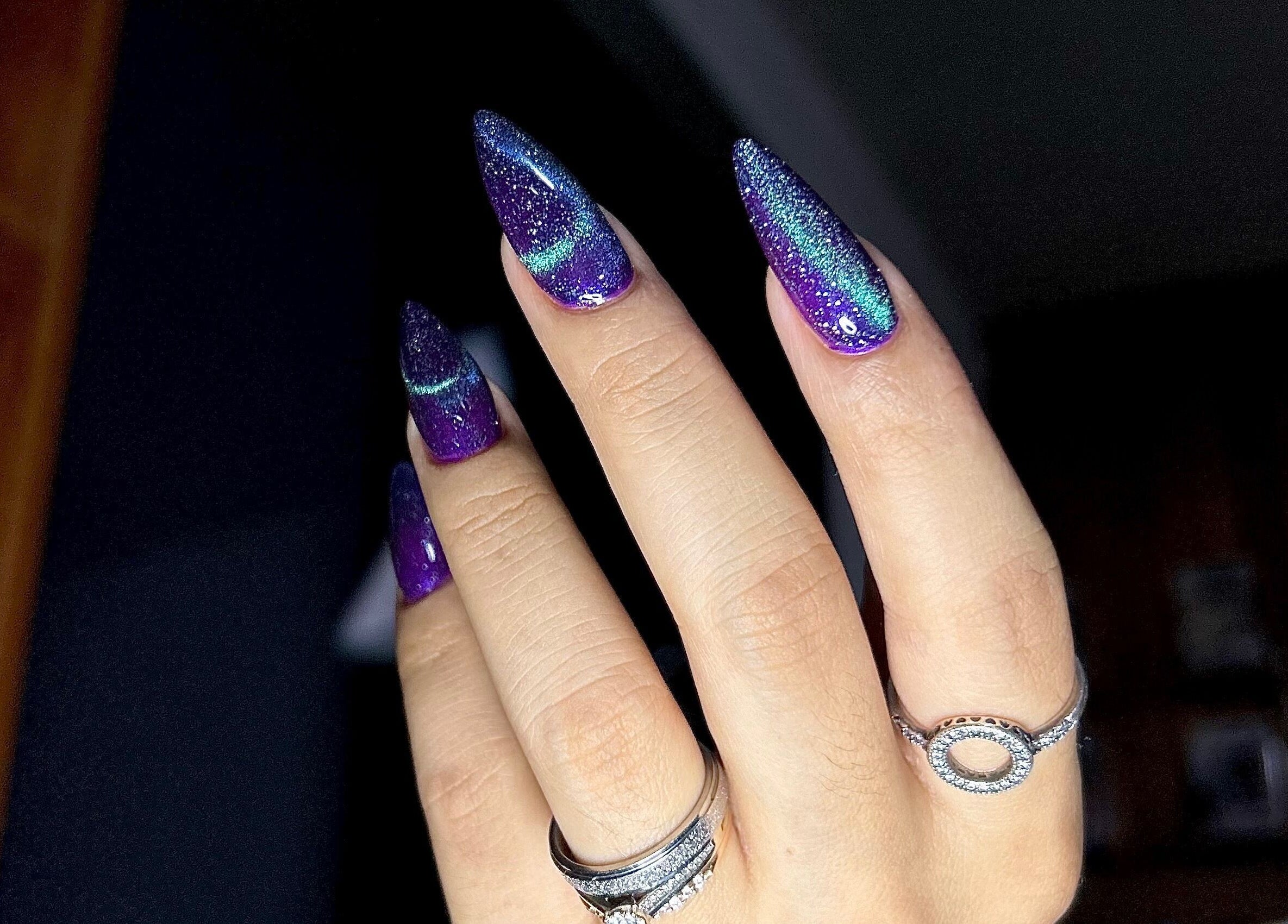 Uñas decoradas con esmalte brillante púrpura en Casa BRÜ, Ciudad De México, Ciudad De México, MX.