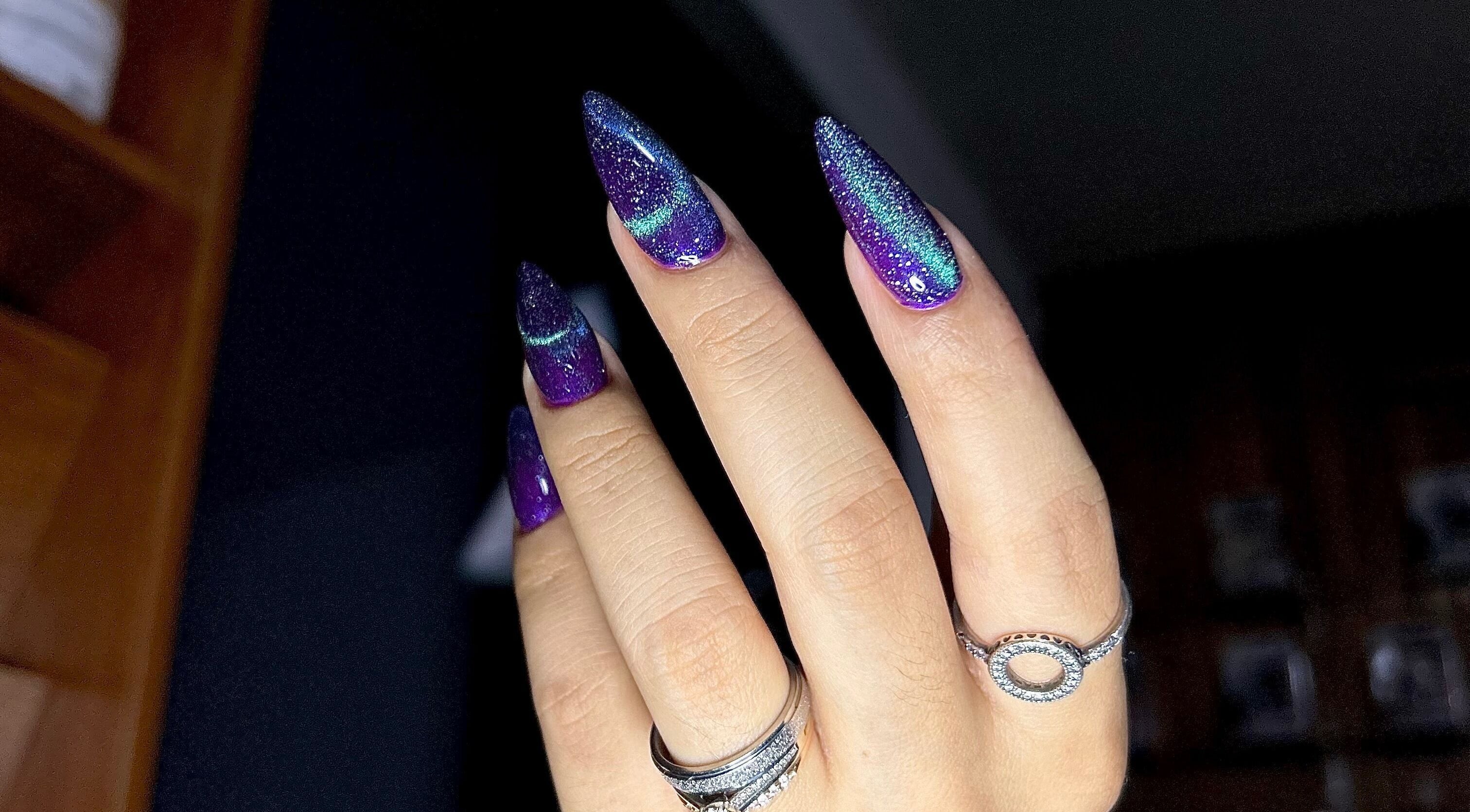 Uñas decoradas con esmalte brillante púrpura en Casa BRÜ, Ciudad De México, Ciudad De México, MX.