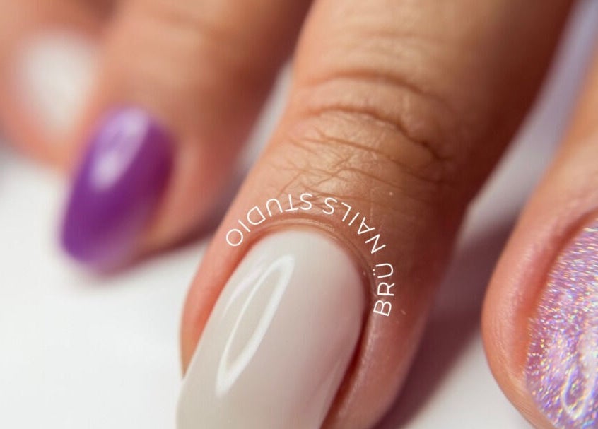 Uñas con esmalte púrpura y brillo en Casa BRÜ, Ciudad De México, Ciudad De México, MX.