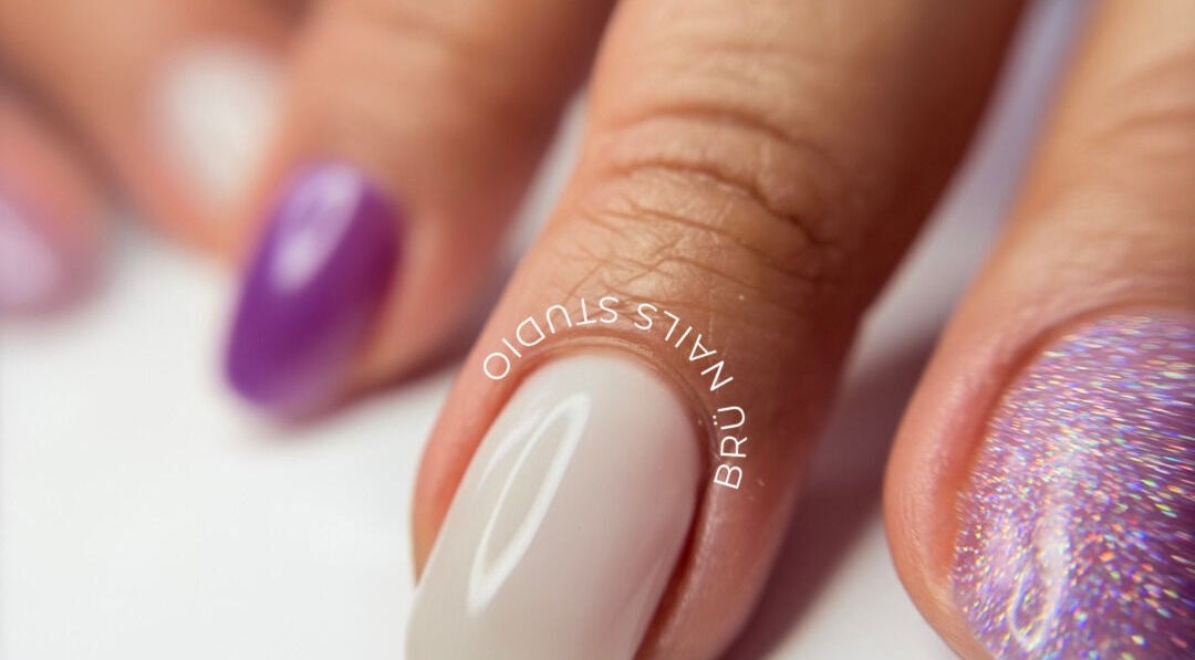 Uñas con esmalte púrpura y brillo en Casa BRÜ, Ciudad De México, Ciudad De México, MX.