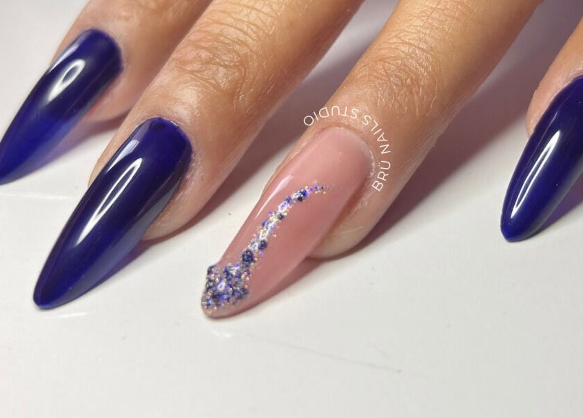 Manicura azul y nude con brillo en Casa BRÜ, Ciudad De México, MX.