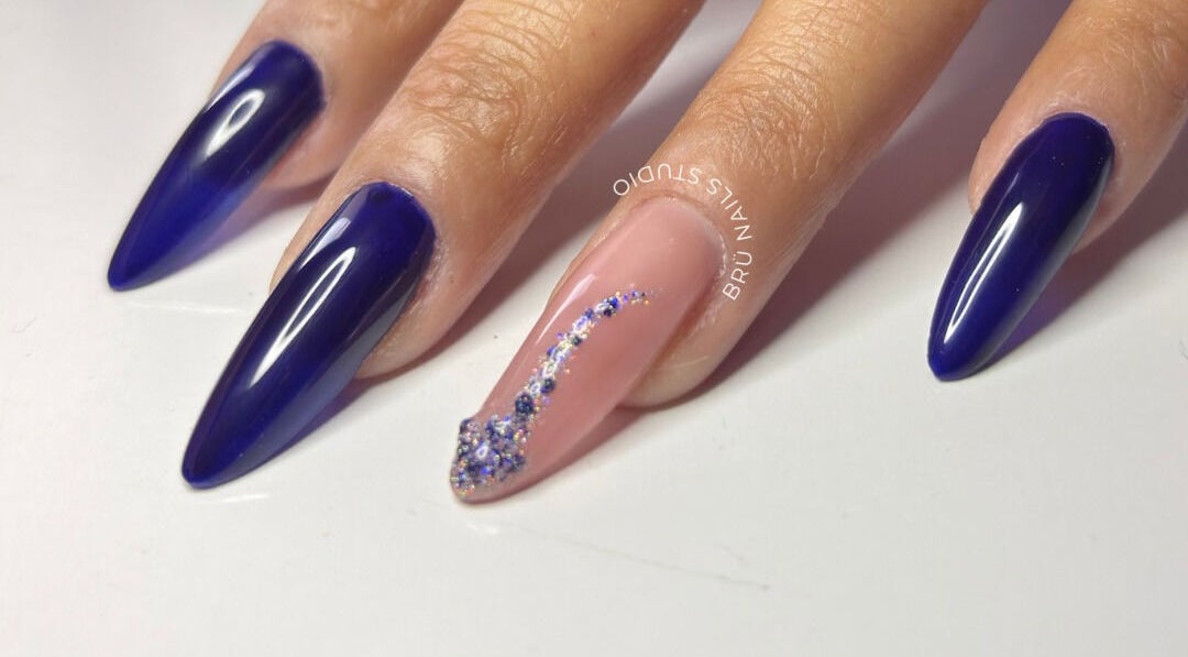 Manicura azul y nude con brillo en Casa BRÜ, Ciudad De México, MX.