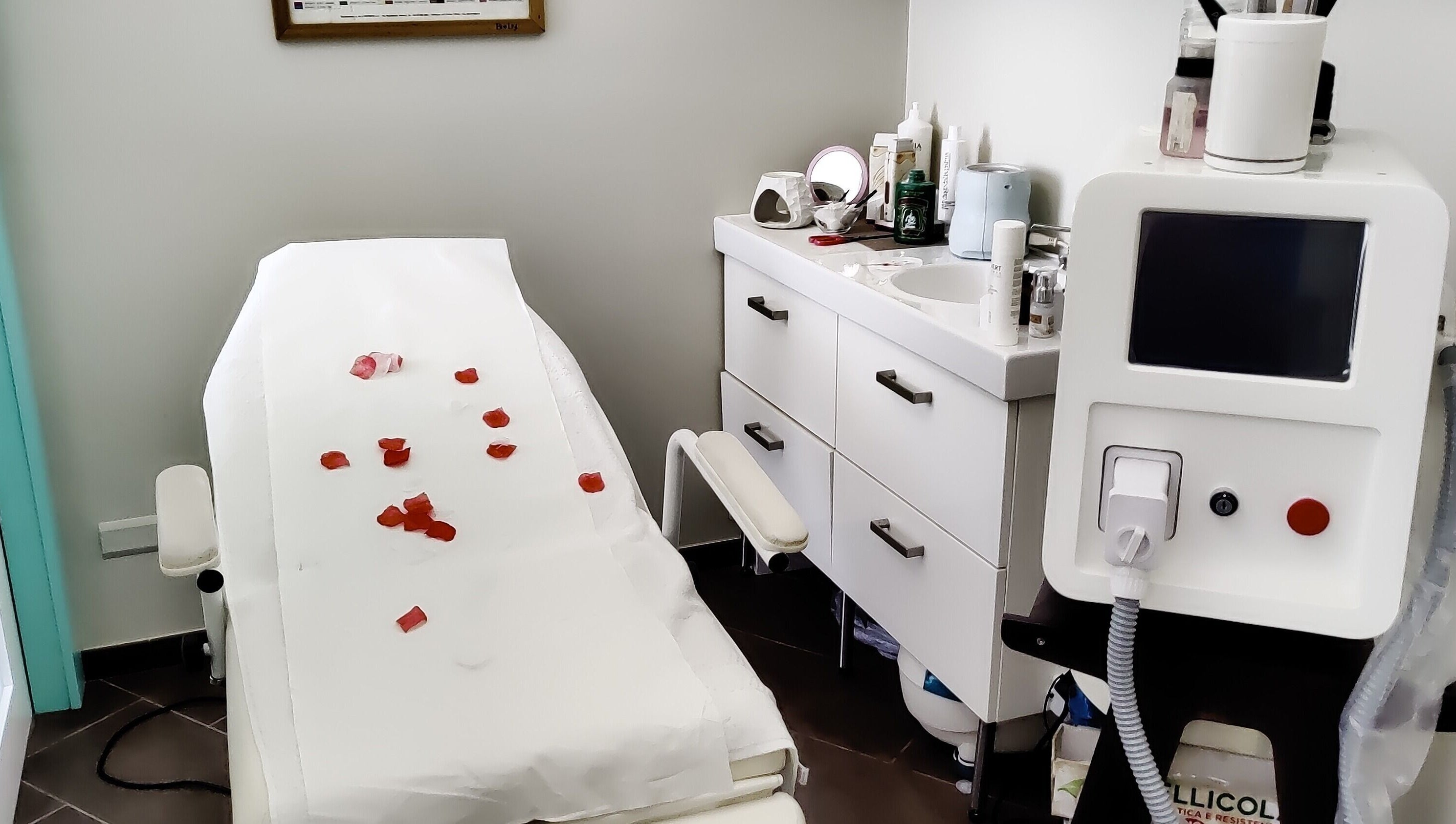 Letto di trattamento con petali a Silhouette Vittuone - Centro Estetico e Benessere, Vittuone, Lombardia, IT.