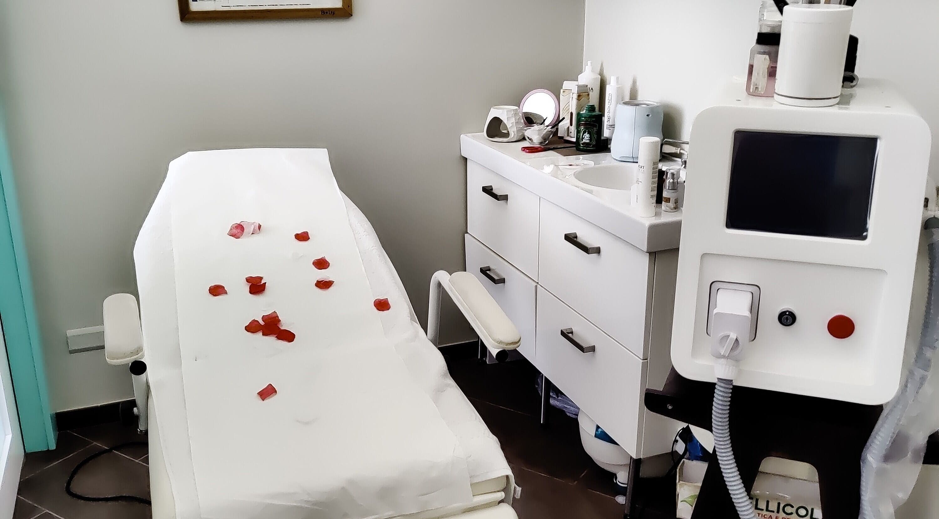 Letto di trattamento con petali a Silhouette Vittuone - Centro Estetico e Benessere, Vittuone, Lombardia, IT.